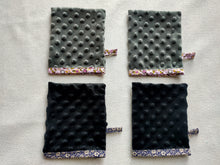 Charger l'image dans la galerie, Lot de 4 gants démaquillants Minky