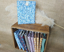 Charger l'image dans la galerie, Pochette à livre de poche/ liseuse "liberty bleu & blanc"