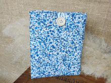 Charger l'image dans la galerie, Pochette à livre de poche/ liseuse "liberty bleu & blanc"