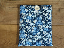 Charger l'image dans la galerie, Pochette à livre de poche/ liseuse " Fleurs 🔵⚪ "