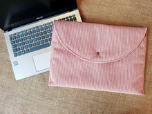 Charger l'image dans la galerie, Pochette pour PC portable " ROSE " (taille standard)