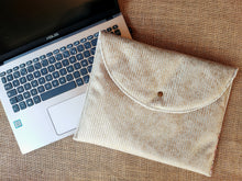 Charger l'image dans la galerie, Pochette pour PC portable " Dorée pailletée" (taille S)