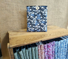 Charger l&#39;image dans la galerie, Pochette à livre de poche/ liseuse &quot; Fleurs  🔵⚪ &quot;
