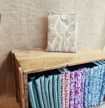 Charger l&#39;image dans la galerie, Pochette à livre de poche/ liseuse &quot; Palmes &quot;
